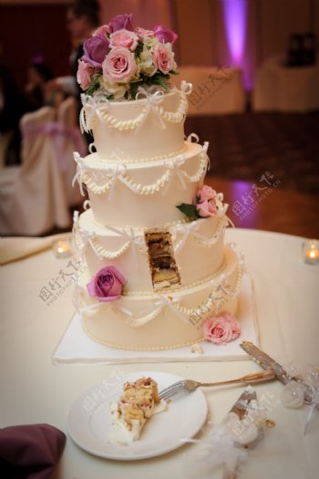 鲜花和婚礼蛋糕图片