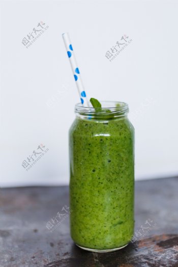 新鲜绿色蔬菜汁图片