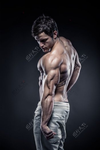 全身肌肉的男人图片