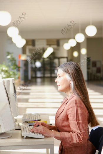 学习电脑的女人图片