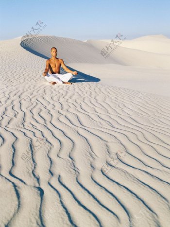沙漠上坐着的人图片