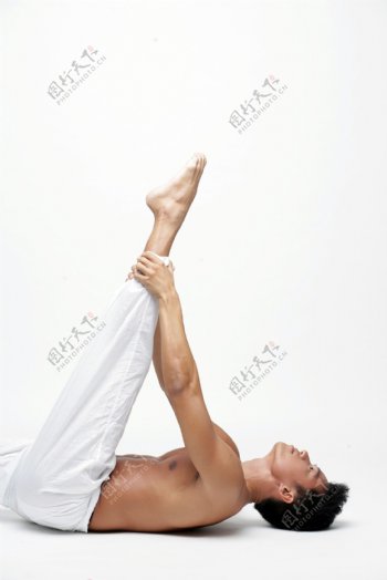 练瑜珈的青年男性图片