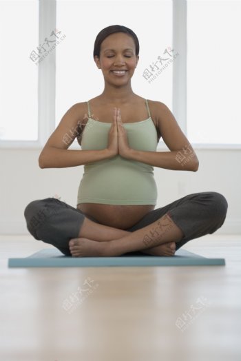 练瑜珈的黑人女性图片