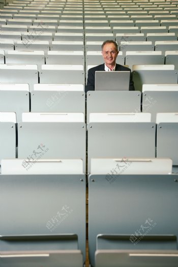 教室里的男人图片