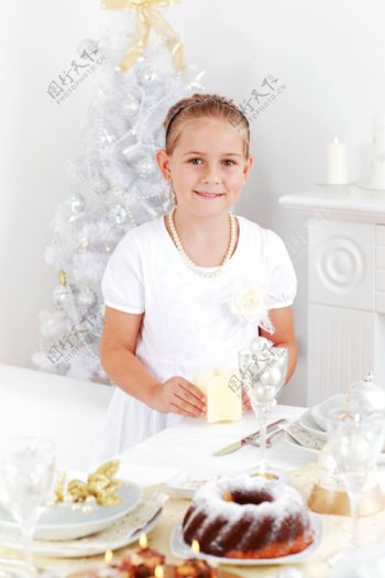 可爱小女孩与圣诞节蛋糕图片