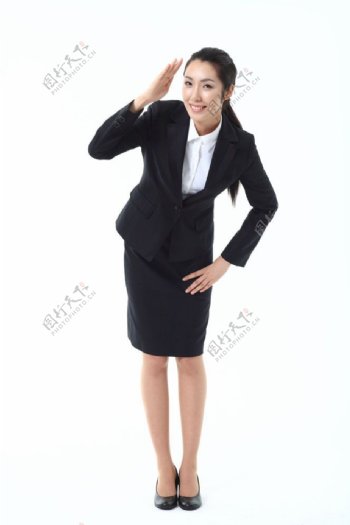 叉腰敬礼手势的商务女性图片