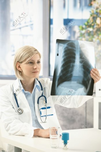 手拿X光片的女医生图片