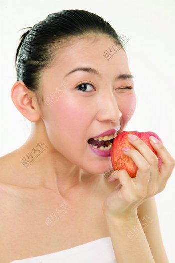 吃苹果的健康美女图片