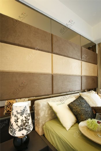 现代时尚卧室背景墙设计图
