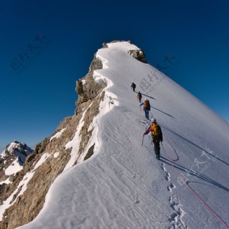 爬雪山的人群图片
