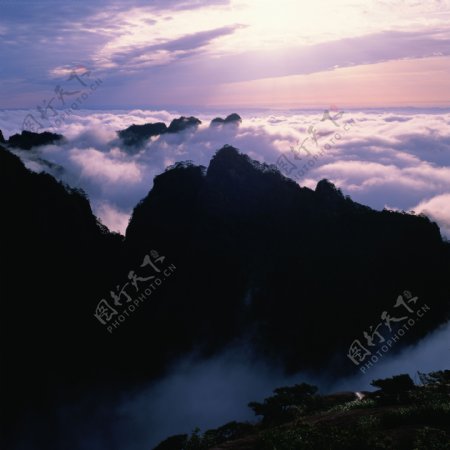 高耸入云的山峰图片