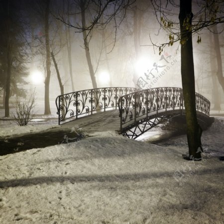雪地与拱桥图片