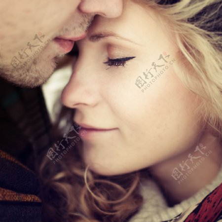 拥吻的情侣图片