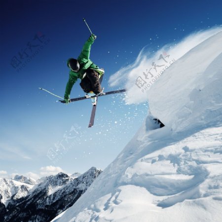 雪山上滑雪运动员