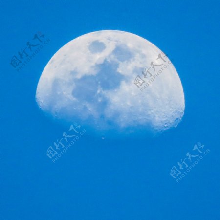 唯美蓝天月亮风景图片