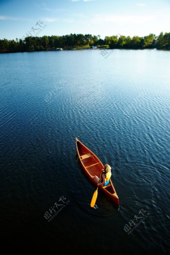 自然水景公园划船悠闲