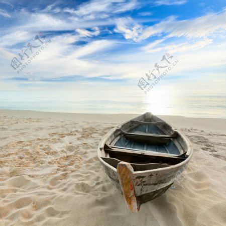 沙滩上的渔船