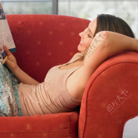 躺在沙发上看书的女人图片图片