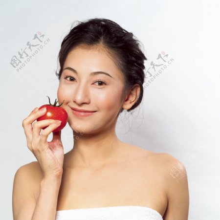 西红柿与性感美女图片