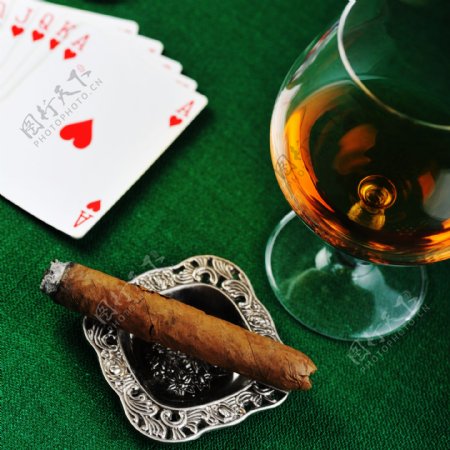 扑克雪茄盒酒杯图片