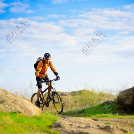 骑山地车的男士图片