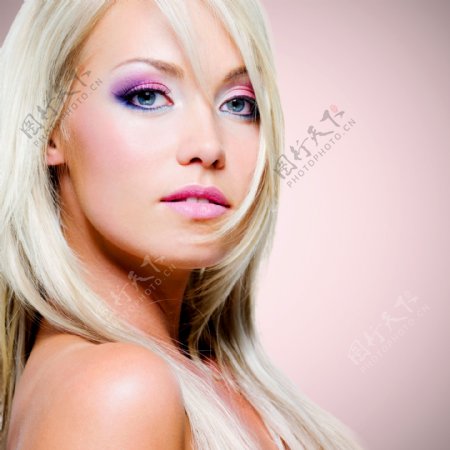 紫色彩妆美女图片