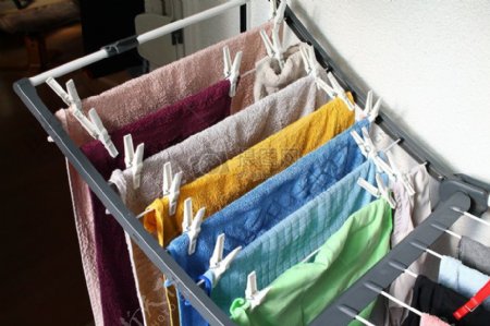 洗衣房里的多彩毛巾
