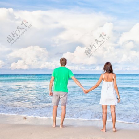 牵手看大海的情侣图片