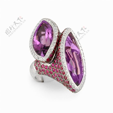 时尚紫钻戒指