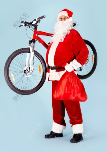 扛着自行车的圣诞老人图片