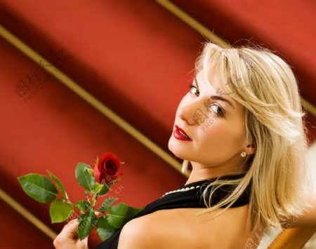 手拿玫瑰花的外国女人图片图片