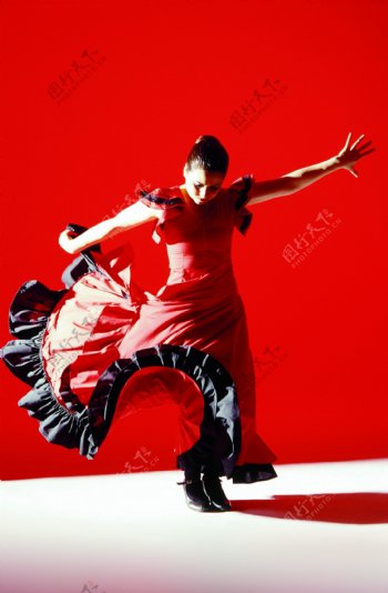 甩弄裙子跳舞的外国女人图片