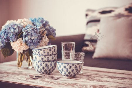 茶具与鲜花碗图片