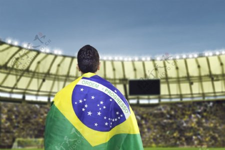 球场上披着世界杯旗帜的男人图片