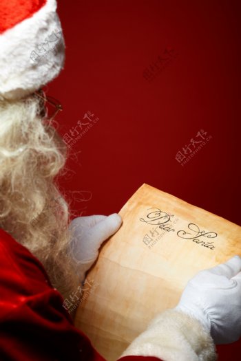 看信纸的圣诞老人