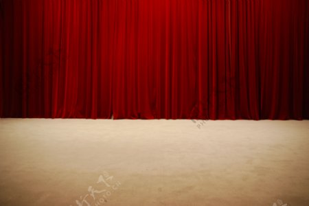 红色的窗帘挂剧院的舞台