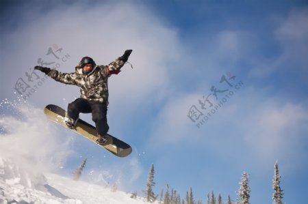 正在滑雪跳跃的男人图片