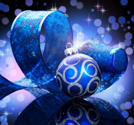 蓝色圣诞球与丝带图片