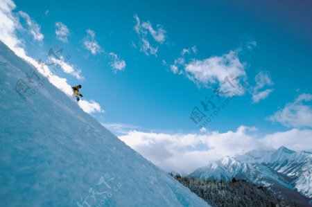 斜坡上滑雪的人物图片