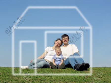 草地上的一家人图片