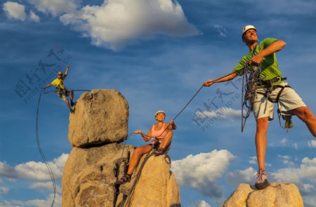 岩石上的攀岩运动员图片