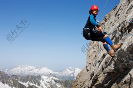 拉绳子攀登的男人图片