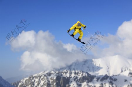 蓝天白云滑雪男人图片
