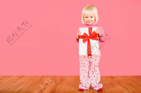 抱着圣诞礼物的小女孩图片