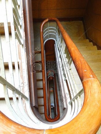橘色旋转的楼梯