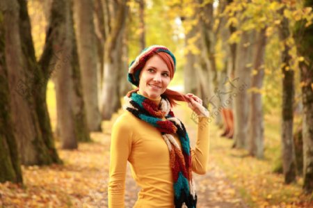 秋天树木风景与时尚美女图片