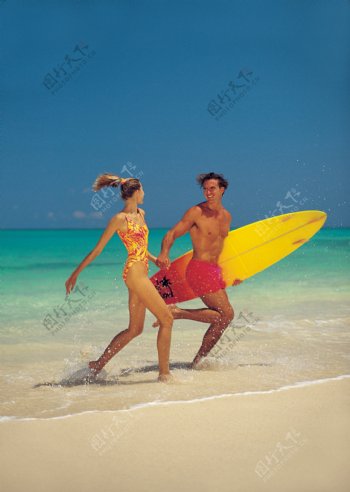 冲浪的夫妻图片