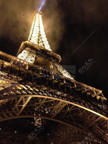 夜晚中的巴黎