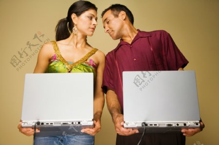 手提电脑与甜蜜情侣图片