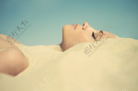 躺在沙滩上的美女图片
